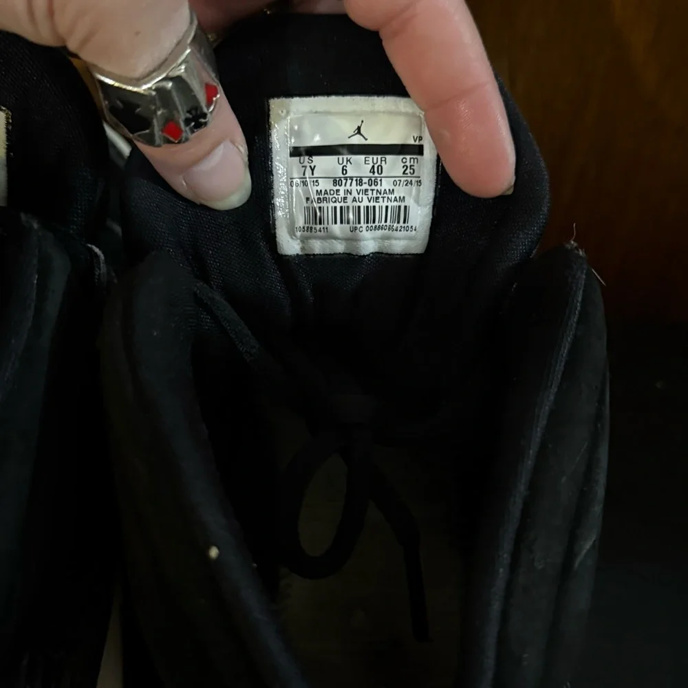 Nike Air Jordan Deluxe ‘Black’ 807718-061 Sz. 7Y - Picture 4 of 10